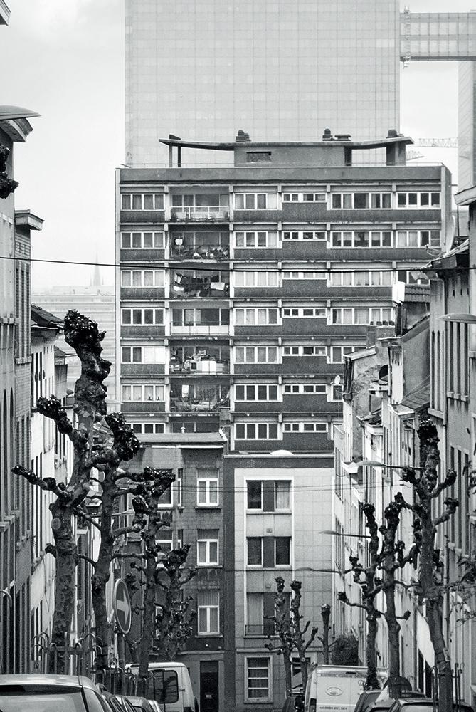 Der brutalistische Wohnturm an der Rue Linné stammt aus dem Jahr 1958. Er prägt das Stadtbild der Umgebung seit seiner Entstehung.