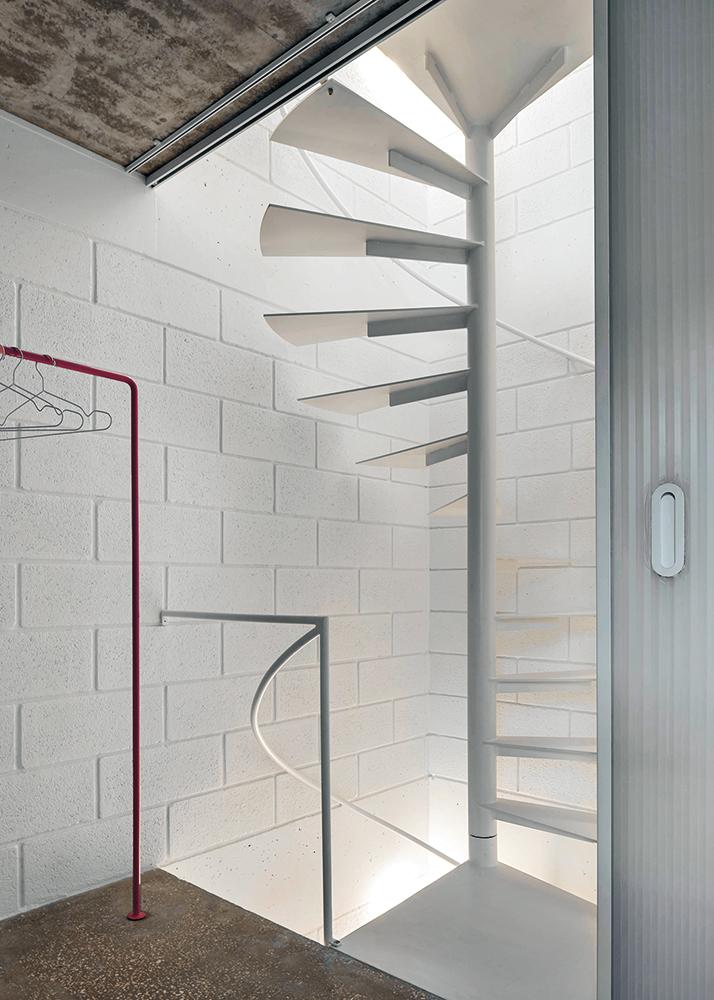 Die drei Obergeschosse werden über eine schmale Spindeltreppe in der rückwärtigen Ecke hinter dem Sanitärbereich erschlossen.