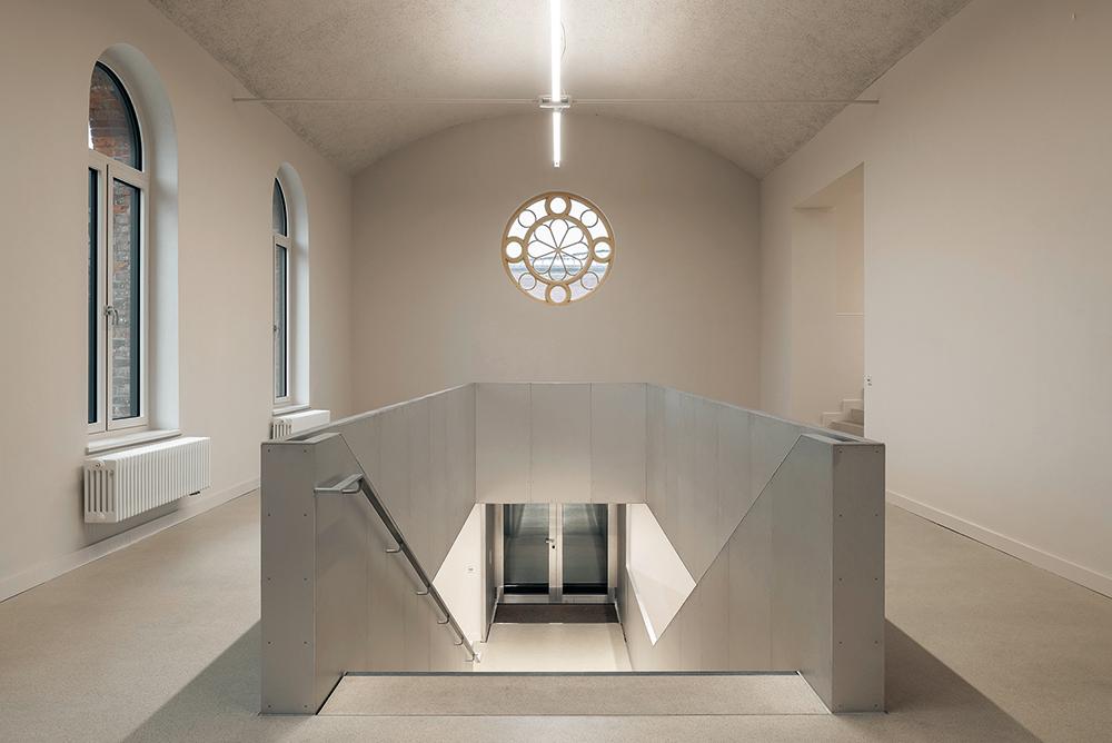 Der Bestandsbau blieb in seinen Grundzügen erhalten. Als sichtbar neues Element ziehen sich mit gebürstetem Aluminium verkleidete Brüstungen durch das gesamte Gebäude.