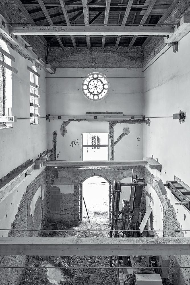 Der Bestandsbau blieb in seinen Grundzügen erhalten. Als sichtbar neues Element ziehen sich mit gebürstetem Aluminium verkleidete Brüstungen durch das gesamte Gebäude.