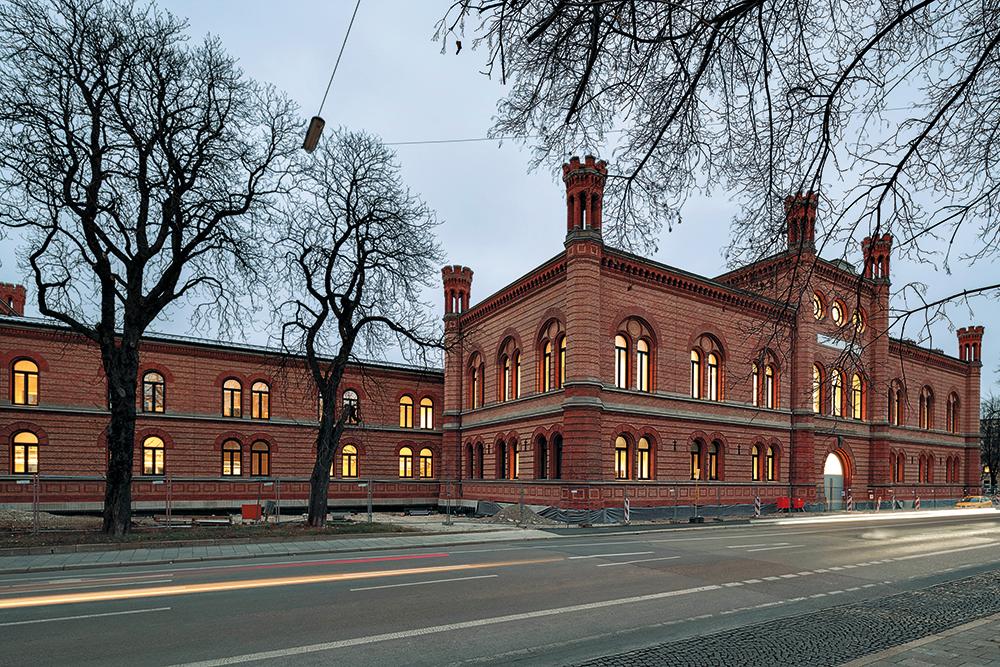 Der historische Ziegelbau von 1866 wurde ursprünglich als Waffenlager der bayerischen Armee genutzt und steht auf dem Gelände der ehemaligen Luitpoldkaserne.