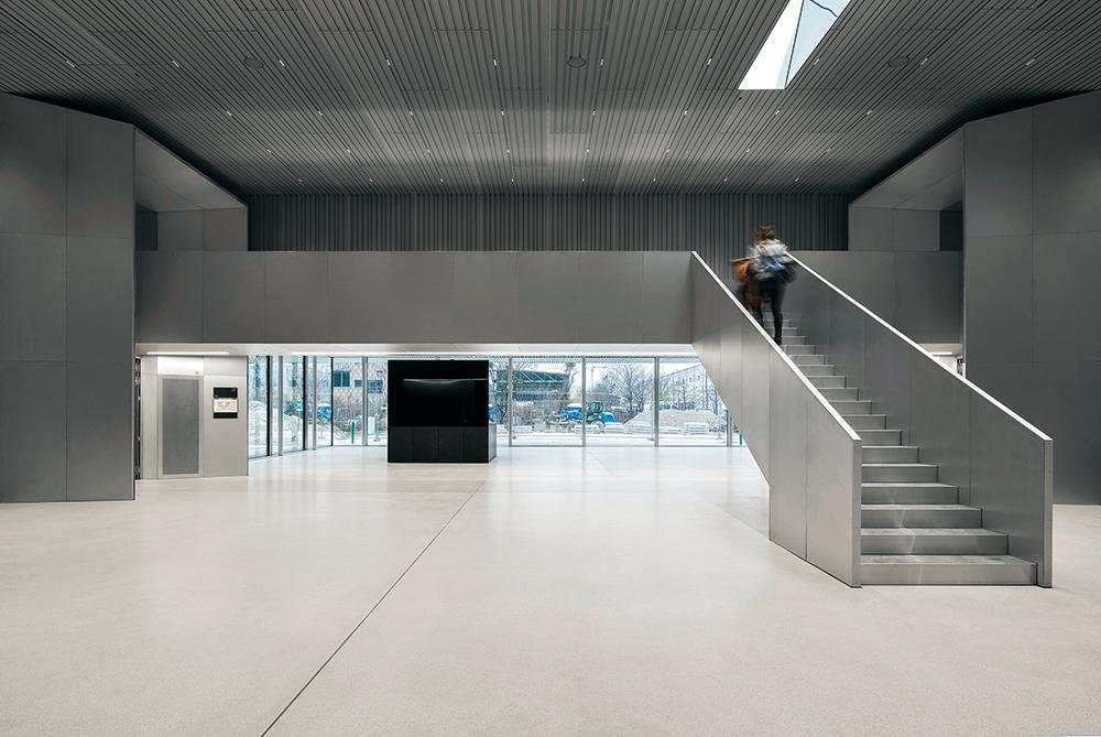 Der neue Pavillon bietet nicht nur viel Platz für Ausstellungen und Veranstaltungen, sondern schafft auch eine direkte Verbindung zwischen den beiden Gebäudeflügeln.