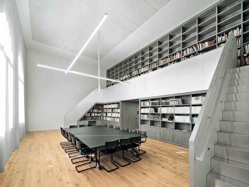 Das Hochschulgebäude profitiert von den großzügig angelegten Räumen des ehemaligen Militärgebäudes. Besonders repräsentativ ist die Bibliothek mit eingezogener Galerie im Haupttrakt.
