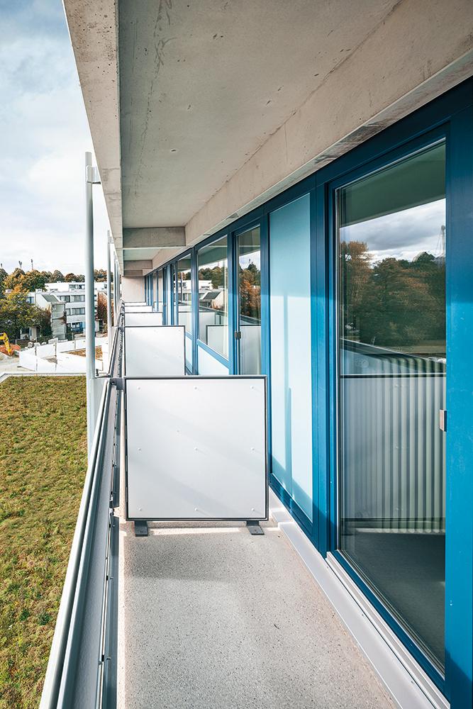 Bei der Gestaltung der Balkone und Fassaden fällt der Zeitsprung von über 45 Jahren kaum auf. Früher war die Fassade allerdings grau und die halbhohen Trennwände auf den Balkonen gab es nicht.