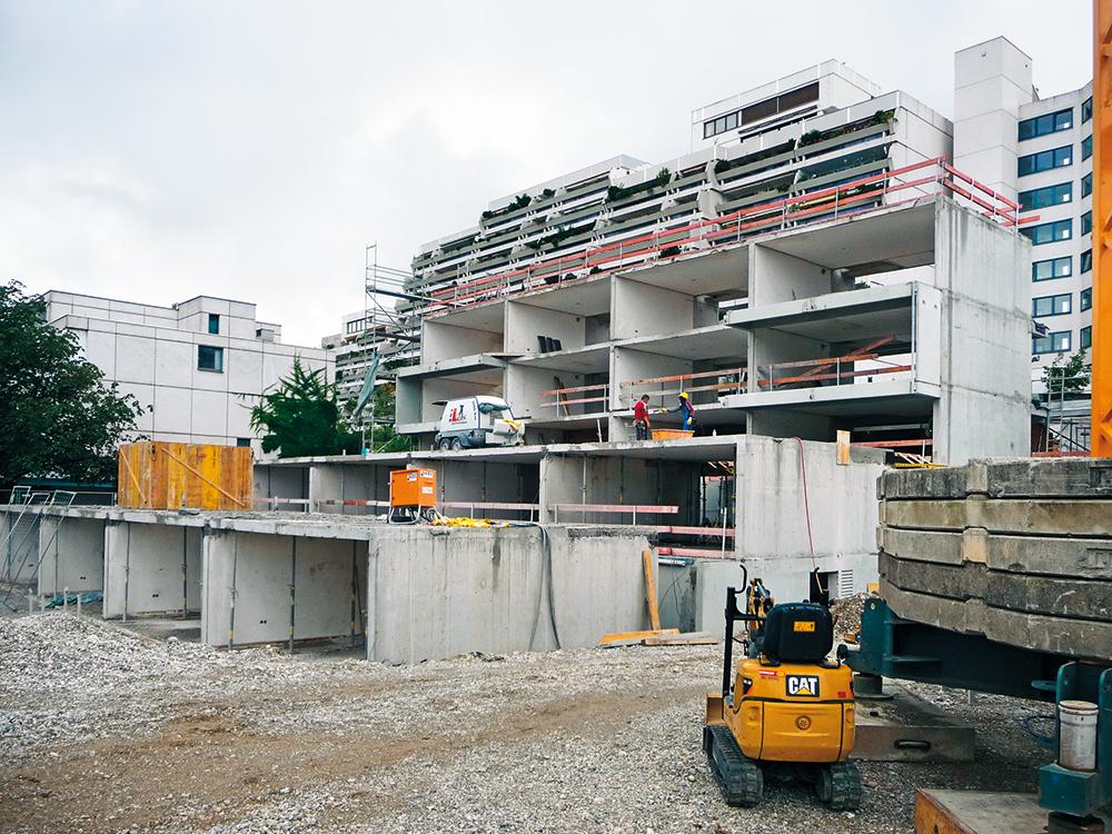 Nach dem Abbruch der Fassade und der Balkone stand nur noch das Stahlbetongerippe. Das musste aus Gründen des Ensembleschutz aber erhalten bleiben.