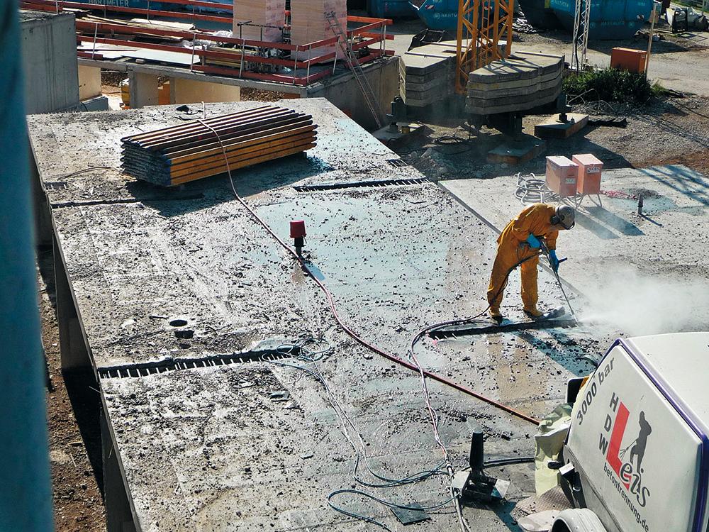 Mit Hochdruckwasserstrahlen wurden die Eisen der bestehenden Betondecken freigelegt und im Anschluss mit der Bewehrung der neuen Kragarme verschweißt.