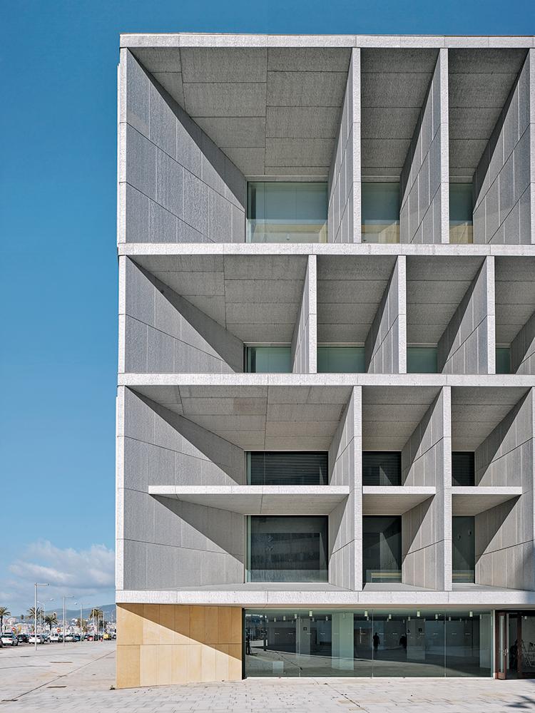 Nur scheinbar massiv sind die Brise-soleils des Kongresszentrums in Palma de Mallorca von Francisco Mangado. In Wirklichkeit bestehen sie aus Aluminiumschaumplatten auf einer Stahlkonstruktion.