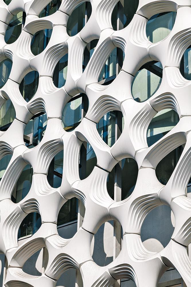 An einem Krankenhaus in Mexico City realisierten Elegant Embellishments dieses Brise-soleil aus Kunststoffelementen, deren Titandioxidbeschichtung Luftschadstoffe abbaut.
