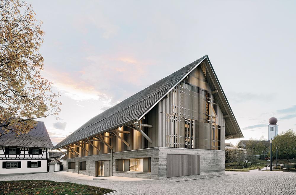 In Kressbronn bauten Steimle Architekten eine Scheune zur Bibliothek um. Die Fassaden sind weitgehend verglast, erinnern jedoch mit ihrem Brisesoleil aus Holz an den Vorgängerbau.