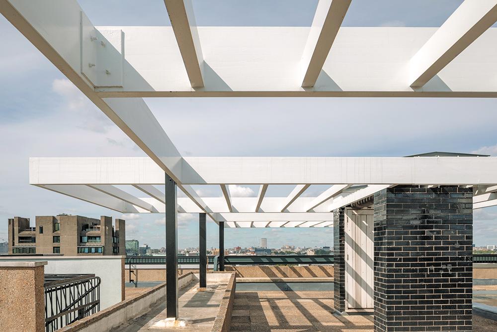 Die gemeinschaftliche Dachterrasse blieb bei der Sanierung weitgehend unverändert. Von hier fällt der Blick weit über die Londoner Innenstadt.