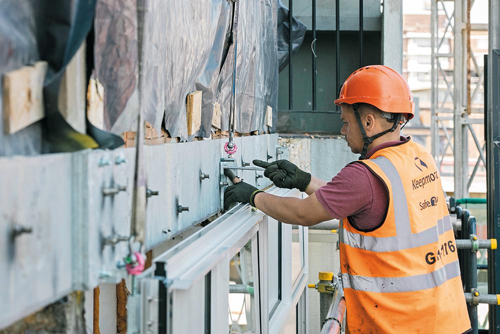 Flachstahlbänder außen vor den Geschossdecken tragen die Fassaden.