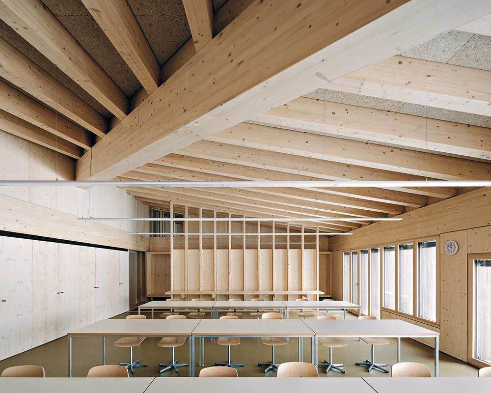 In den Klassenzimmern prägen das Tragwerk aus Brettschichtholz und die homogenen Oberflächen der Wandbekleidungen und Einbauschränke den Raumeindruck.