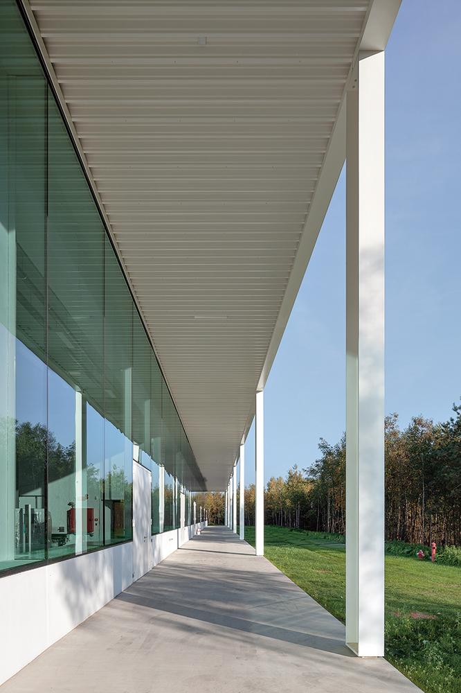 The ground floor facade with its 6 metres tall window band, supported by vertical glass fins, has a particularly filigree and immaterial appearance.