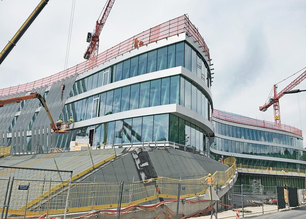 Montage der äußeren geneigten Verglasung vor der vertikalen Dreischeiben-Isolierverglasung