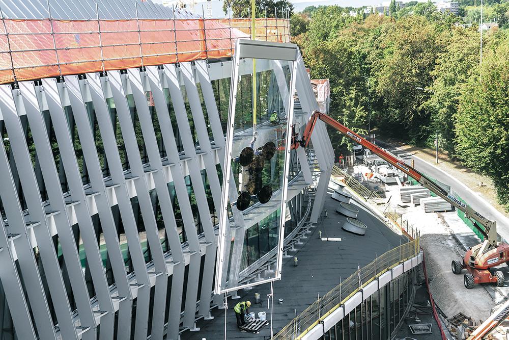 Nachdem der obere und der untere Teil der vertikalen Schwerter zusammengesteckt sind, werden die Aluminiumrahmen mit den VSG-Scheiben eingehängt.
