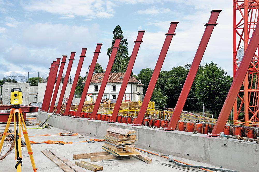 Stützen des ersten Obergeschosses. Die Stützenlasten aus den Obergeschossen werden von einem Überzug in der Erdgeschossdecke aufgenommen.