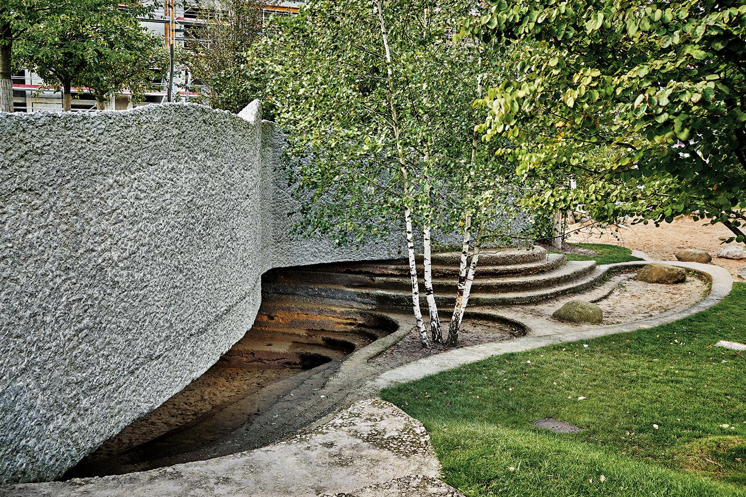 Der Lohse-Park in der HafenCity Hamburg (2010–17) verbindet verschiedene historische Schichten der Stadt. Eine künstlich angelegte Grotte ist Referenz zur Gartengeschichte und Kinderspielplatz.