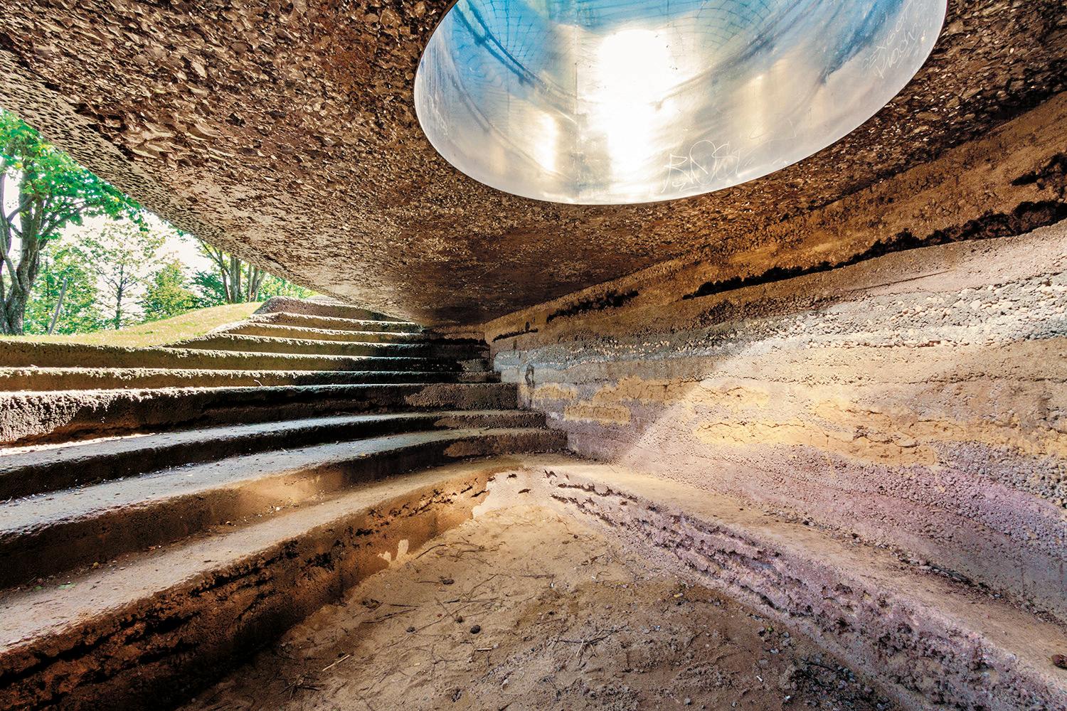 Der Lohse-Park in der HafenCity Hamburg (2010–17) verbindet verschiedene historische Schichten der Stadt. Eine künstlich angelegte Grotte ist Referenz zur Gartengeschichte und Kinderspielplatz.