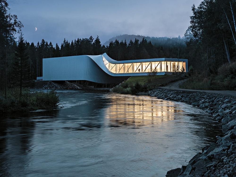Das Kunstmuseum überspannt den Fluss Randselva nördlich von Oslo. Es steht auf dem Gelände einer ehemaligen, heute ebenfalls museal genutzten Zellstofffabrik.