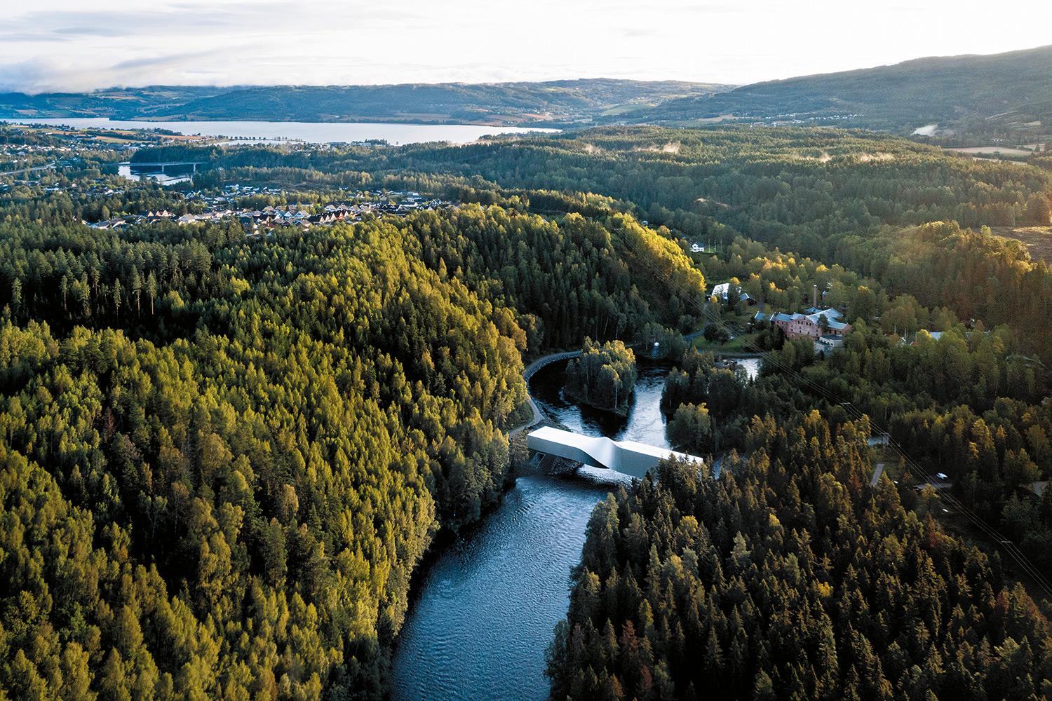 Das Kunstmuseum überspannt den Fluss Randselva nördlich von Oslo. Es steht auf dem Gelände einer ehemaligen, heute ebenfalls museal genutzten Zellstofffabrik.