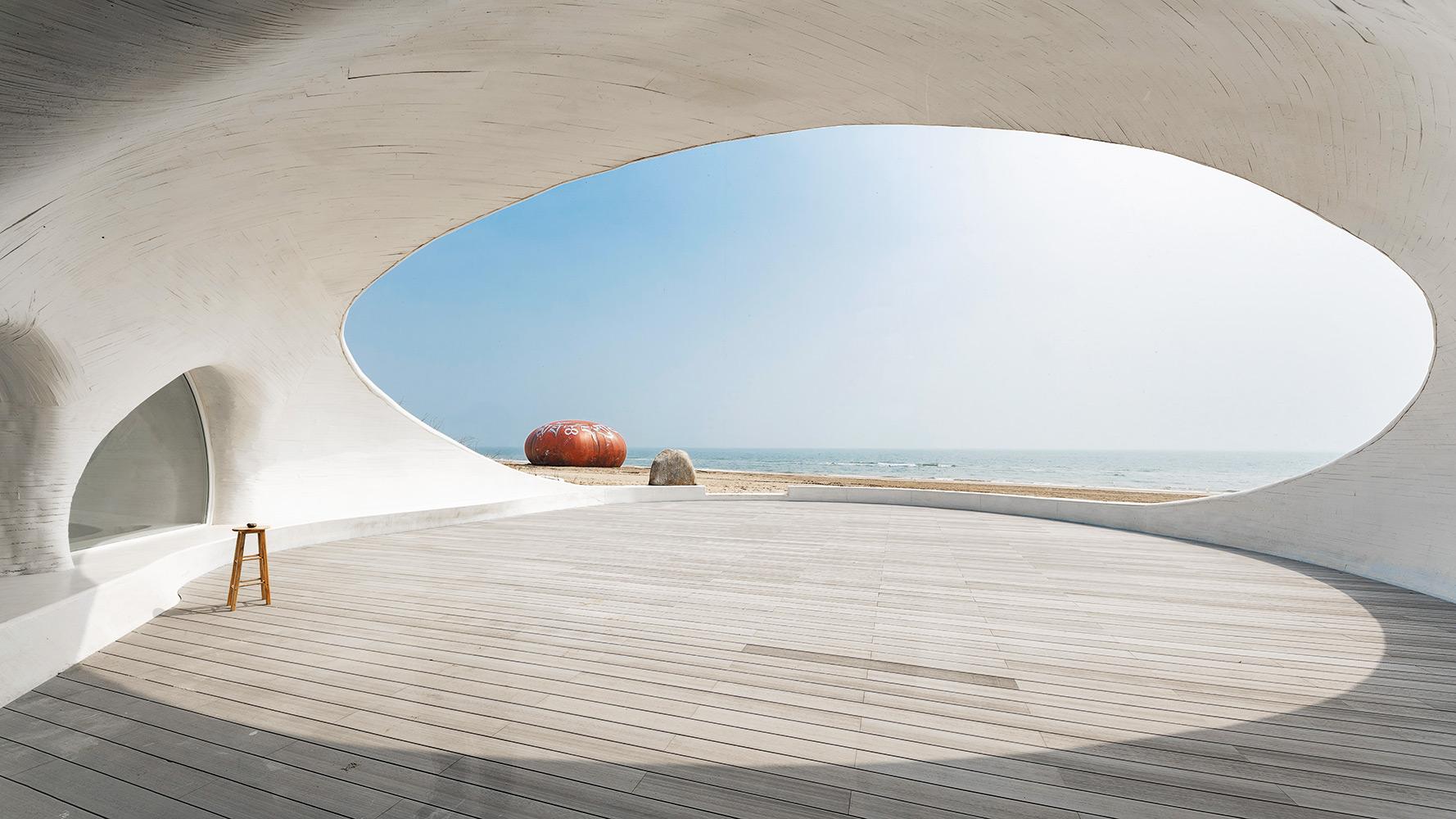Mit Blick aufs Meer: Das UCCA-Dune-Kunstmuseum versteckt sich unter einer Sanddüne in der Bucht von Bohai.