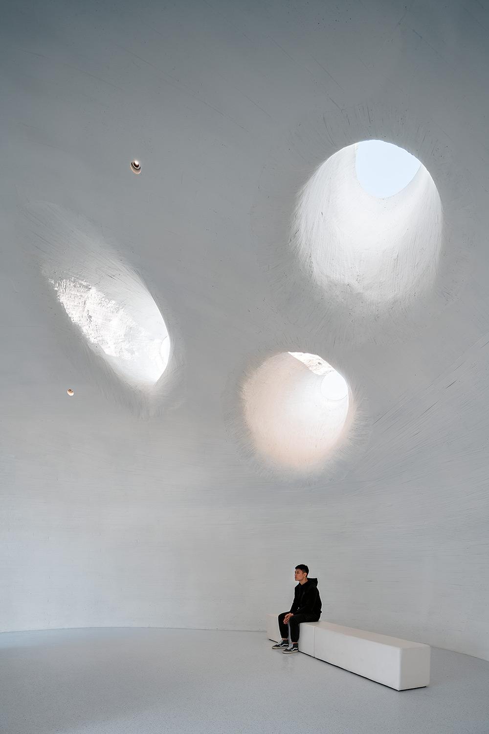 Mithilfe von Computersimulationen wurden die Lage und Form der Lichttrichter bestimmt. Die Lichtstimmungen sind abhängig von Wetter, Tages- und Jahreszeit.