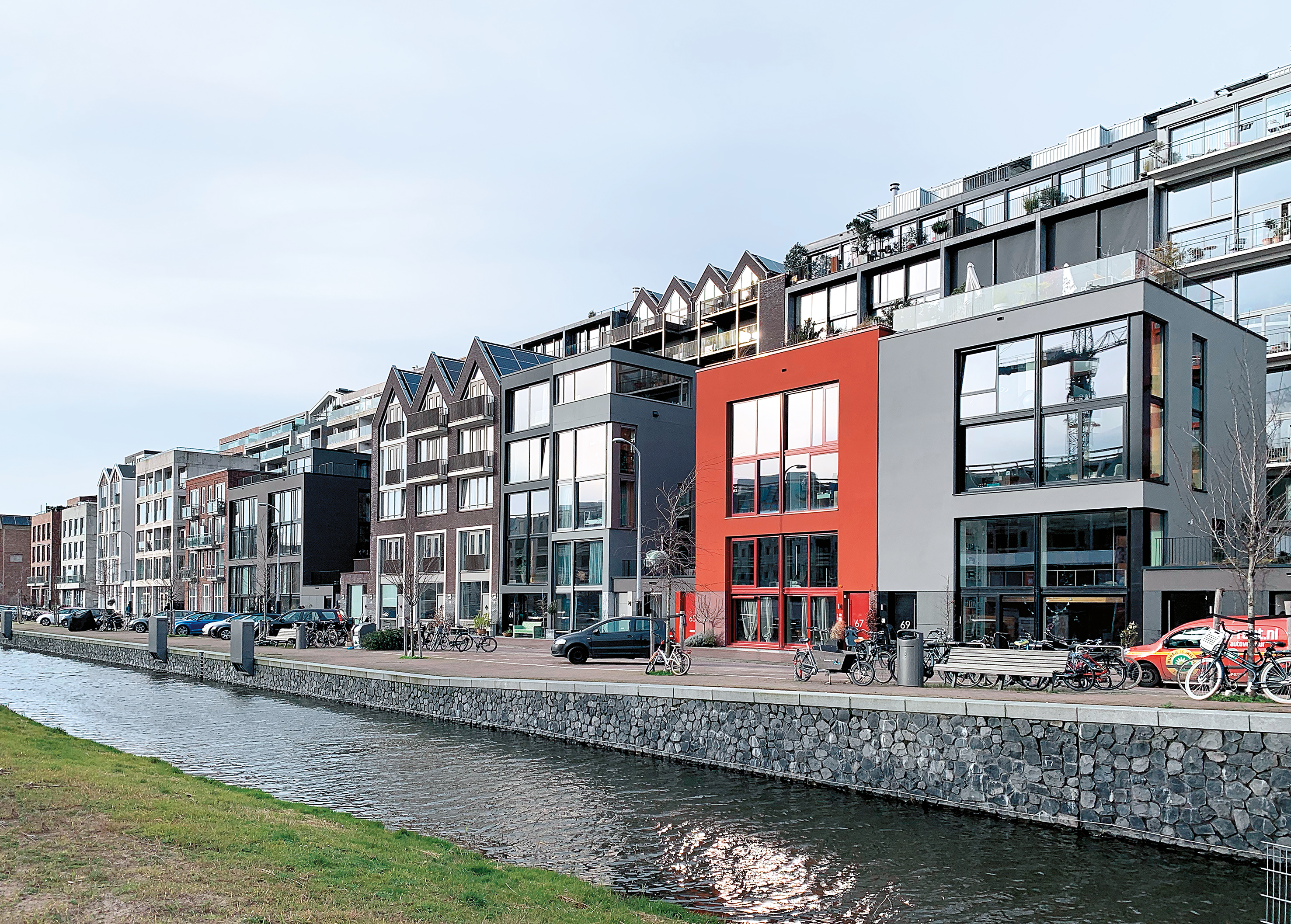 In vielen Neubaugebieten der Stadt wie hier am Holzhafen lebt die niederländische Reihenhaustradition in zeitgenössischer Form weiter.