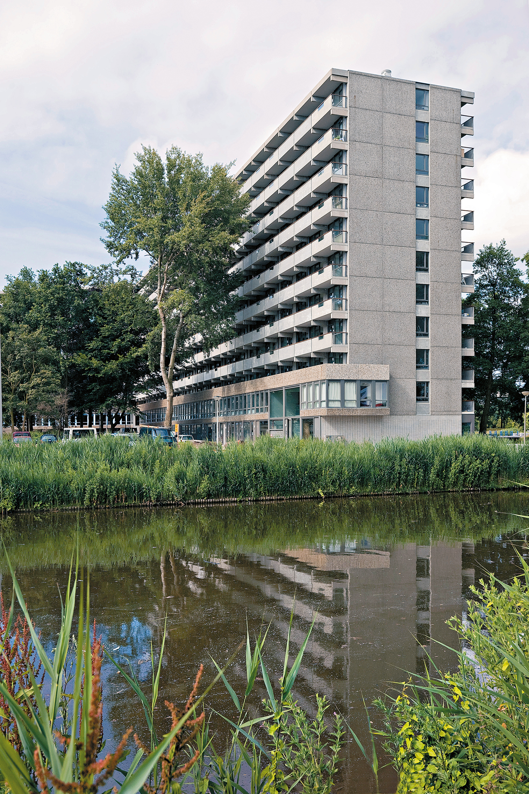 Der Wohnblock Kleiburg ist das letzte Relikt der Großsiedlung Bijlmermeer. Für seine Sanierung erhielten NL Architects und XVW Architectuur 2017 den Mies-van-der- Rohe-Preis.