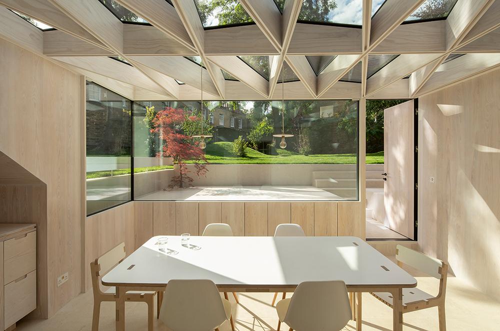Wooden Roof (2019): Ein großflächiges Glasdach über dem neu geschaffenen Essbereich ermöglicht freie Sicht in die Natur.