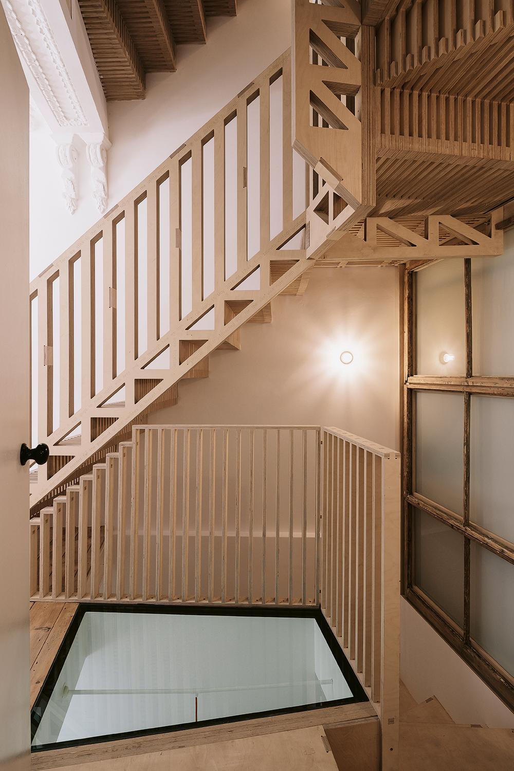 Marie’s Wardrobe (2016): Die aufgelöste und materialoptimierte Konstruktion der neuen Treppe aus Furniersperrholz lässt viel Licht ins Gebäude.