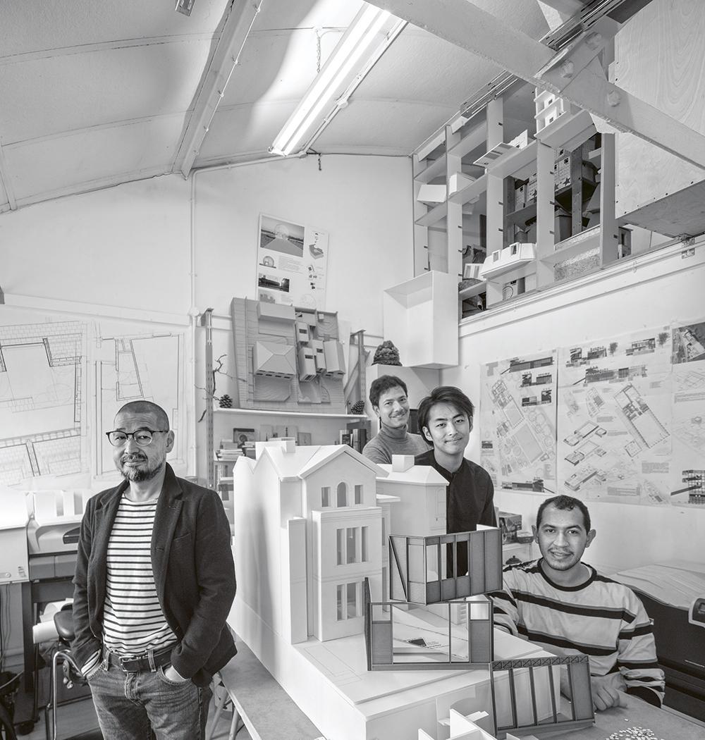 Taro Tsuruta (links), aufgenommen in seinem Studio in South London, mit seinen Mitarbeitern Pietro Belli (hinten), Masunami Shimoda (mittig) und Khalid Holil (vorne).