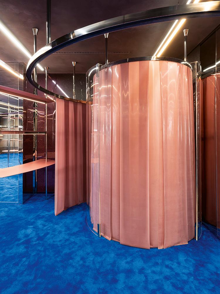 Um einen optimalen Sichtschutz zu gewährleisten, verlaufen die Latexlamellen der Umkleidekabine in zwei Schichten.