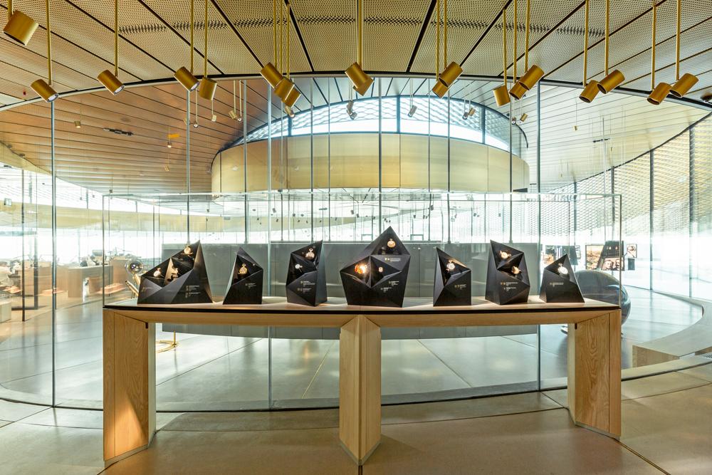 Glänzend schwarz lackierte Uhrendisplays in leicht zugänglichen Glasvitrinen zeigen die ersten Taschenuhren der Gründerfamilien Audemars und Piguet.