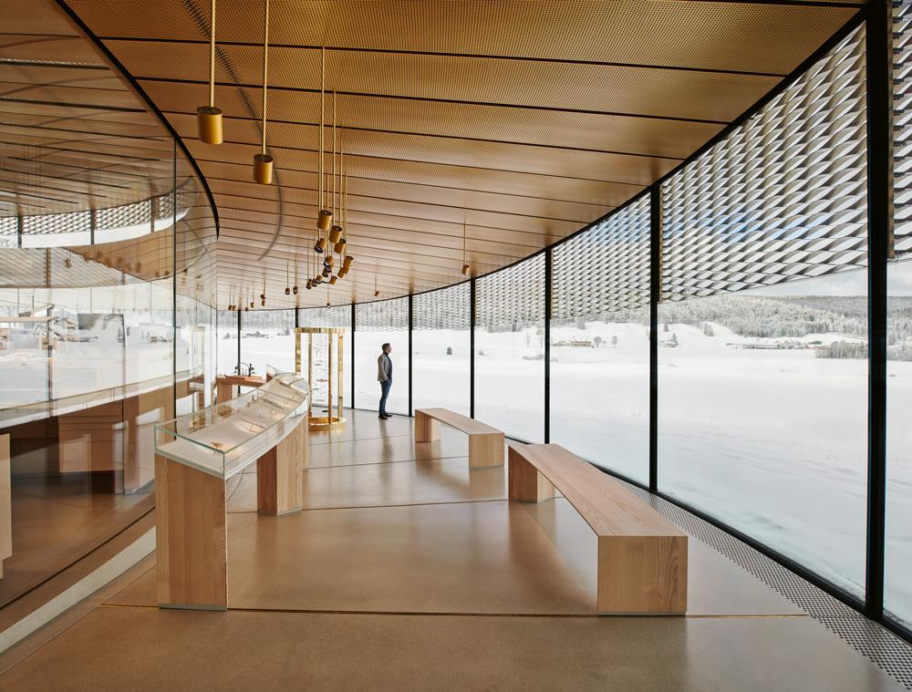 Die Möbel und Vitrinen aus gebleichter Esche sind präzise im Raumkontinuum platziert. Sie beeinträchtigen weder seine fließende Wirkung noch den Blick in die umliegende Winterlandschaft.
