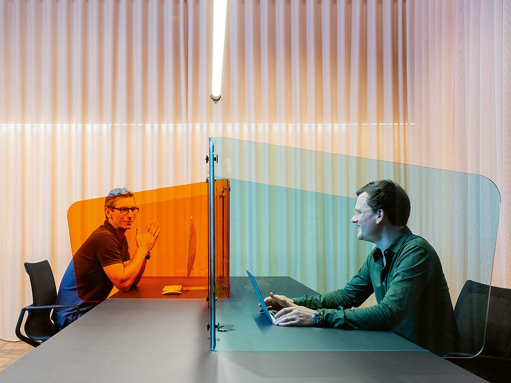 Das Schutzschild DisCo hätte es ohne Corona möglicherweise nie gegeben. Die Idee für eine transparente Tischeinhausung, variiert die Gebote, die uns aktuelle Abstandsregeln auferlegen.