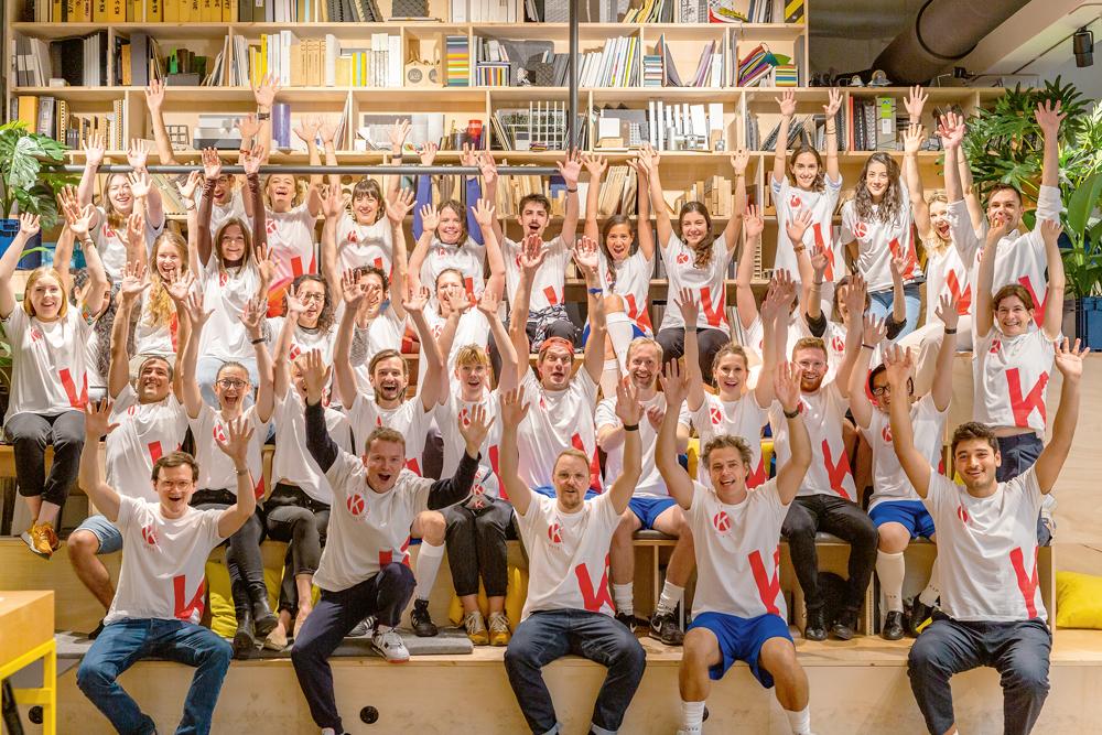Das Kinzo-Team, aufgenommen im Vorfeld des ABC-Cups der Berliner Architekten. Für das Fußballturnier entwirft Kinzo jedes Jahr neue Trikots.