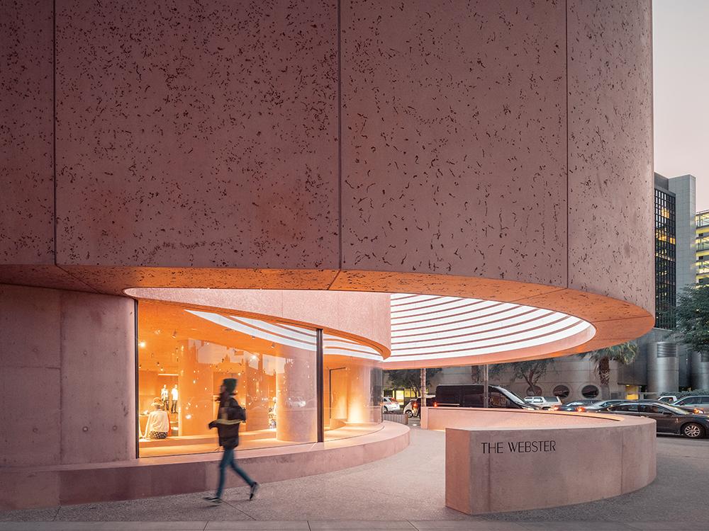 Der weit auskragende Vorbau und ein dreiteiliges Panoramafenster schaffen eine fließende Verbindung zwischen Flagshipstore und Stadtraum.