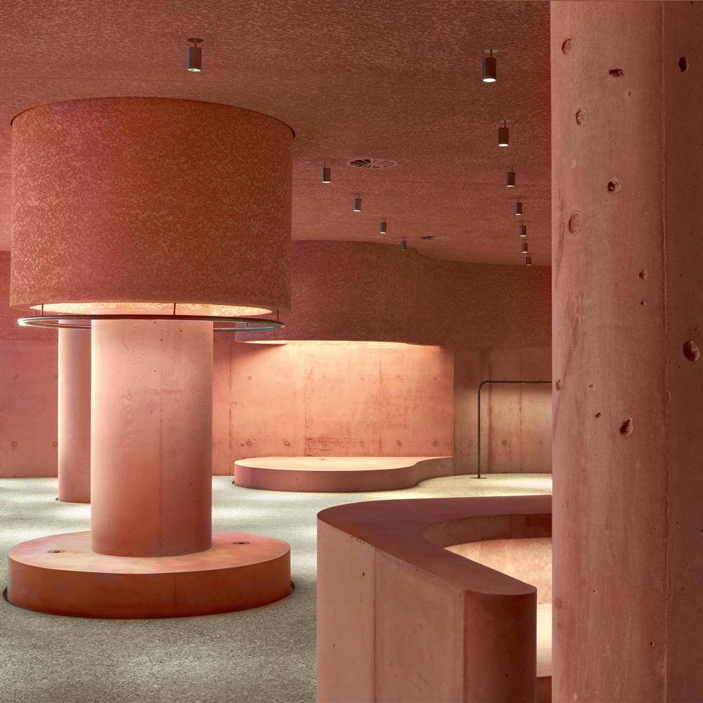 Der intensive Einsatz der Farbe Rosa liefert auch einen dezenten Hinweis auf das Flamingo-Logo des Luxusmarkenhändlers The Webster.