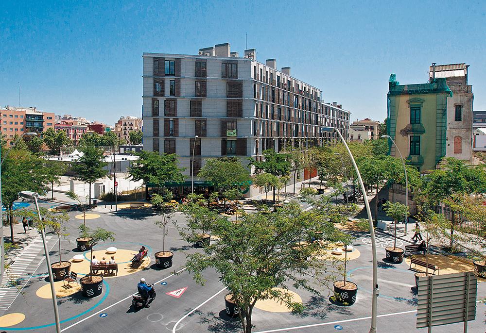 Vorbild Barcelona: In sogenannten Superblocks wird motorisierter Durchgangsverkehr radikal ausgesperrt. Auf den Straßen und Kreuzungen ist nun viel Platz zum Spielen und Flanieren.