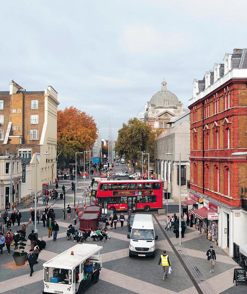 Die Londoner Exhibiton Road wurde zum Shared Space umgebaut: Fußgänger und Autos bewegen sich nun gleichberechtigt und müssen aufeinander Rücksicht nehmen.