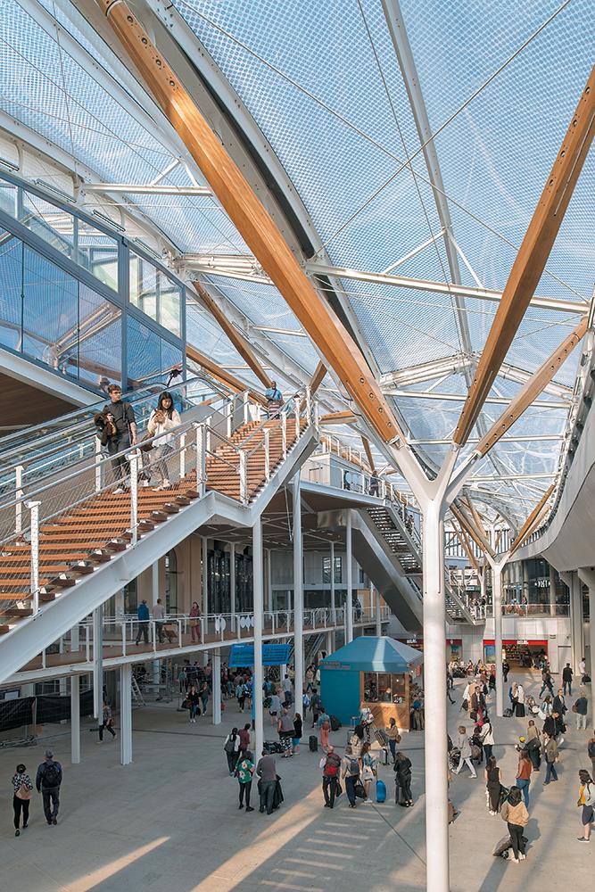 Zahlreiche Rampen, Stege, Treppen, Rolltreppen und Aufzüge eröffnen den Menschen in der Bahnhofshalle große Bewegungsspielräume.
