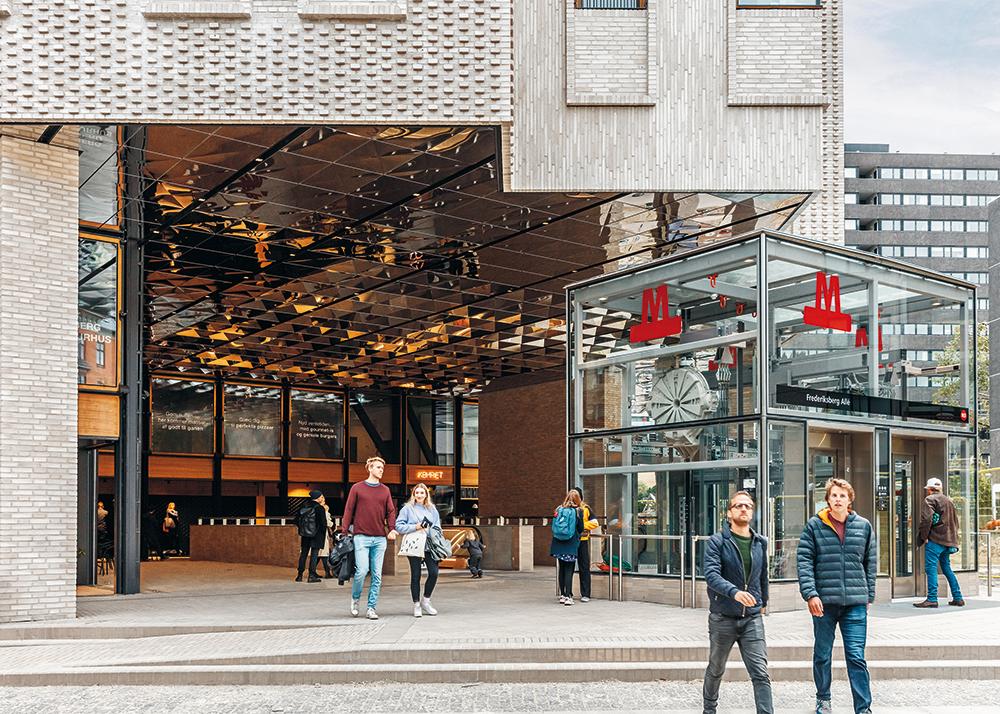In der Frederiksberg Allé liegt der Eingang zur U-Bahn unter einem Gebäude. Die Farbtöne der Fliesen verweisen auf das Grün der Bäume der namensgebenden Allee darüber.