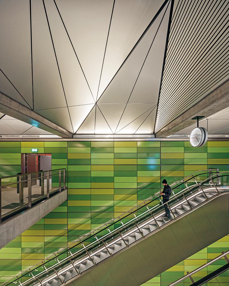Die grüne Wandverkleidung der Haltestelle Frederiksberg Allé besteht aus lackierten Keramikelementen. Andernorts verleihen Ziegel, Naturstein und Glaspaneele den Stationen ihre jeweils charakteristische Note.