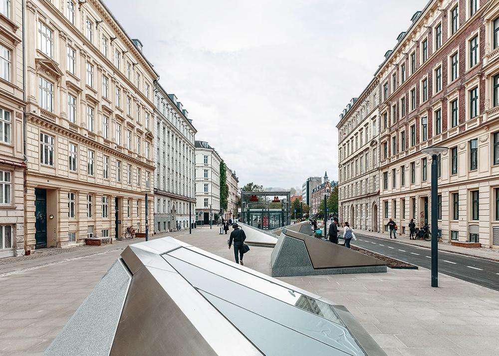 Eine neue U-BahnStation verbindet den Ring mit dem Hauptbahnhof. Durch die Oberlichter auf dem Platz darüber sieht man die rote Verkleidung im Untergrund.