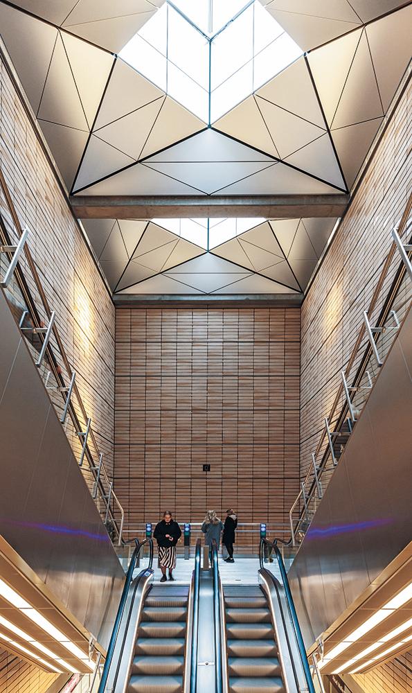 An der Station Aksel Møllers Have führen die Rolltreppen bis nach oben. Auf dem Platz steht ein postmoderner Pavillon, dessen Dachform sich in den pyramidenförmigen Oberlichtern widerspiegelt.