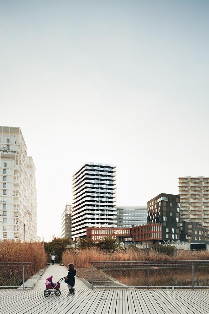 Mit 54 ha ist ClichyBatignolles das größte Neubauviertel in Paris. Am Rand des zentralen Parks steht dieser Wohnturm von Querkraft und Sam Architecture.