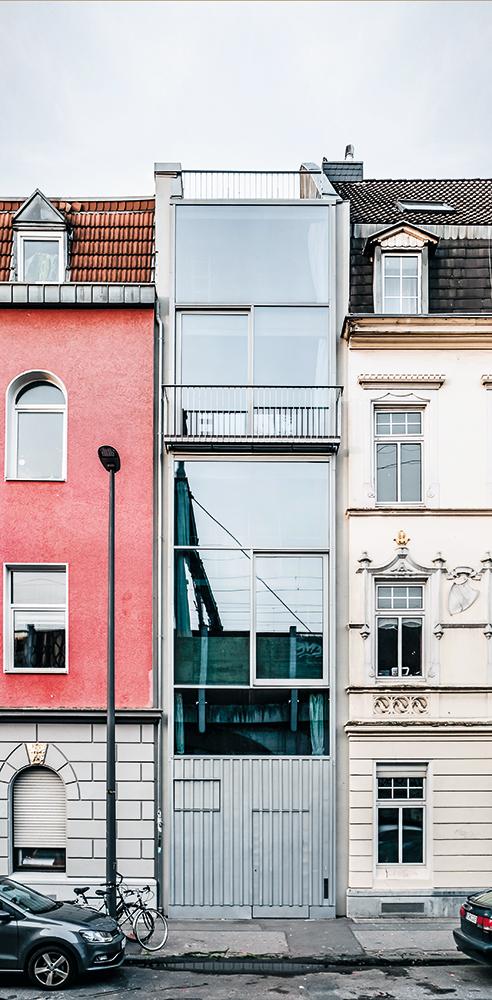 Baulücke in einer denkmalgeschützten Blockrandbebauung aus der Gründerzeit: Wolfgang Zeh hat sie mit einem schmalen Haus in zeitgemäßer Architektursprache geschlossen.