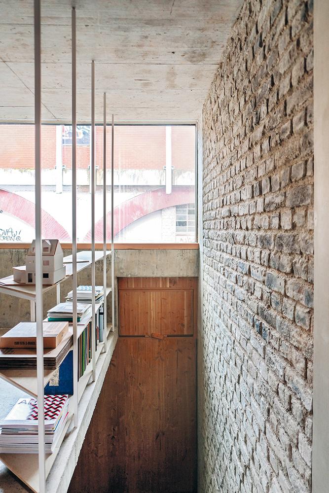 Treppen und Galerien gliedern den Grundriss vertikal in eine Dreizimmerwohnung mit Büro über sechs Ebenen. Die Absturzsicherungen der Treppe dienen auch als Bücherregale.