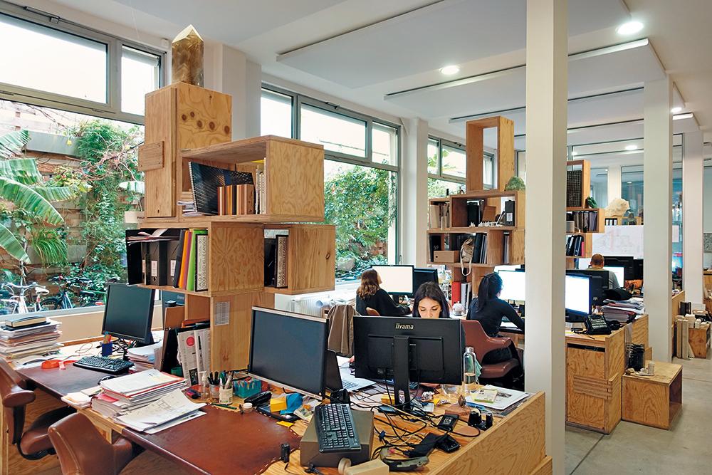 Die Schreibtische, Regale und Hocker im Atelier sind selbst entworfen. Riesige Kristalle über den Arbeitsplätzen sollen für eine gute Aura sorgen.