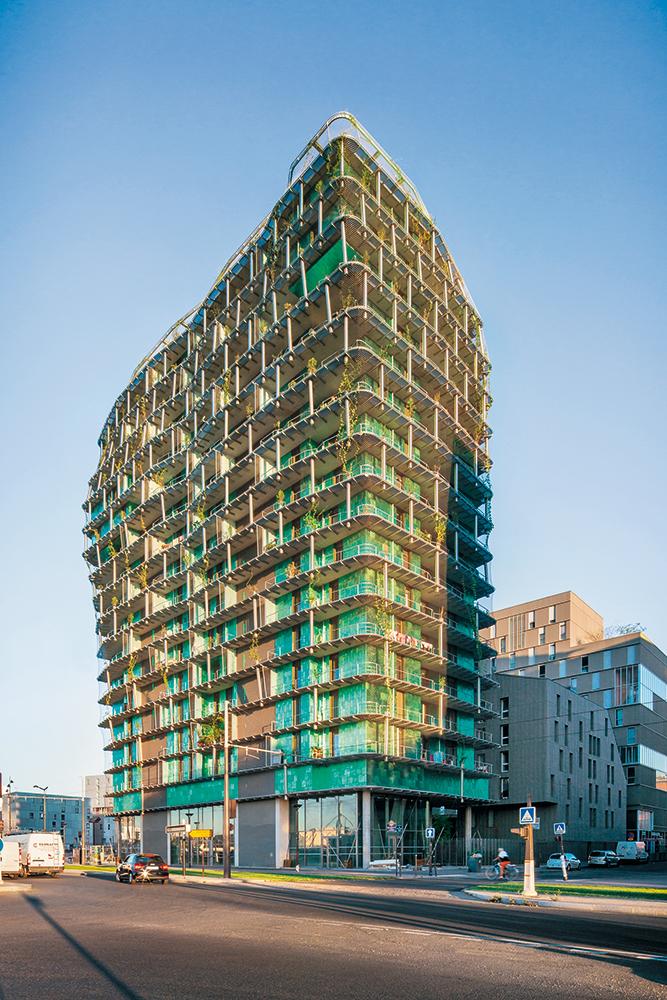 Bei der Tour de la Biodiversité in Paris (2016) überbrückt eine grüne Titanfassade die Anwachsphase der Balkonbepflanzung.